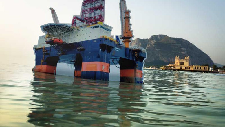 Simulazione di disastro petrolifero inscenata da Greenpeace sulla spiaggia di Mondello nel 2014