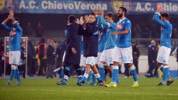 I calciatori del Napoli festeggiano la vittoria sul Chievo (foto Ansa.it)