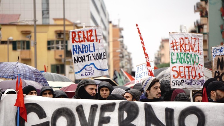Corteo Napoli: manifestanti fanno esplodere petardi