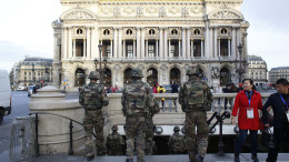 Soldati presidiano Parigi dopo la carneficina