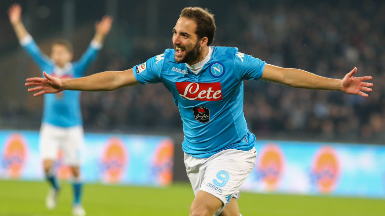 Gonzalo Higuain festeggia il gol del primo vantaggio sull'Inter
