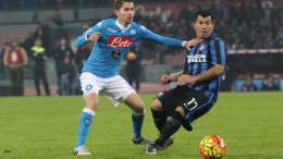 Jorginho contrasta Gary Medel in una fase di Napoli-Inter