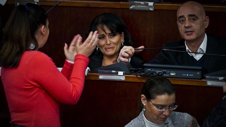 Il sindaco di Quarto, Rosa Capuozzo, piange in Consiglio comunale (foto Ansa.it)