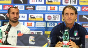 Il capitano azzurro Giorgio Chiellini e il ct Roberto Mancini parlano alla vigilia di Polonia-Italia (Ansa.it)