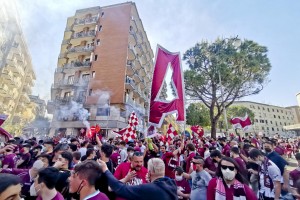 Tifosi a Salerno festeggiano la promozione della Salernitana in serie A (foto Ansa.it)