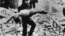 La foto simbolo del terremoto del 23 novembre 1980 che devastò Irpinia e Basilicata, provocando la morte di 3.000 persone (foto d'archivio)