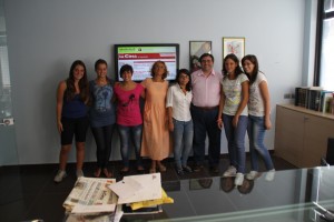 Le studentesse della III D con la prof Novelli e il direttore Di Marino