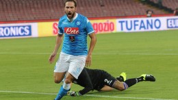 Gonzalo Higuain festeggia dopo un gol