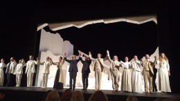 La compagnia del Teatro Stabile di Napoli ringrazia il pubblico di San Pietroburgo