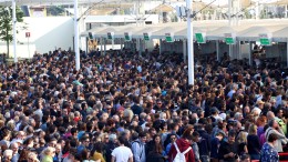 Code di visitatori all'ingresso di Expo 2015