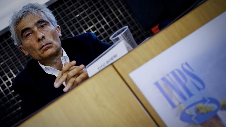 Il  presidente dell'Inps, Tito Boeri, nella sede della camera di Commercio di Napoli (foto Ansa.it)