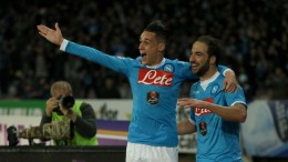 Gonzalo Higuain festeggia con Jose Callejon