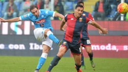 Nicolas Burdisso contrasta Gonzalo Higuain in una fase di Genoa-Napoli (foto Ansa.it)