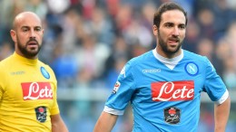 Pepe Reina e Gonzalo Higuain in una fase di Genoa-Napoli (foto Ansa.it)