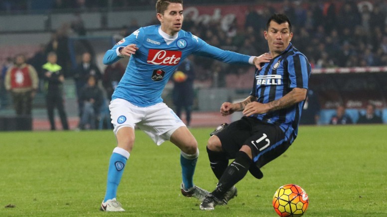 Jorginho contrasta Gary Medel in una fase di Napoli-Inter