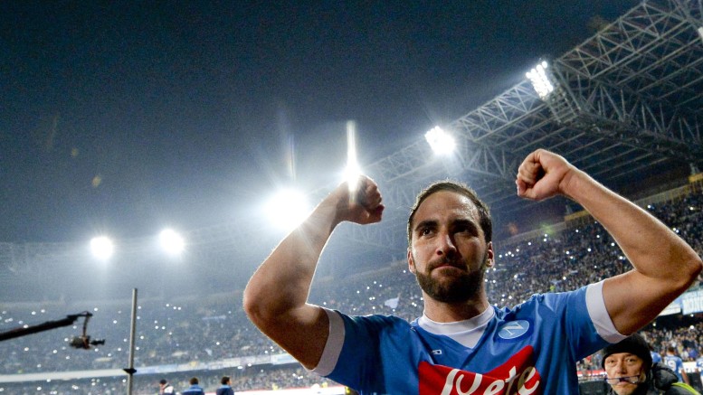 Gonzalo Higuain festeggia con il popolo del San Paolo