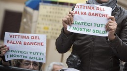 Una manifestazione contro il "Salva-banche" in piazza Montecitorio a Roma (foto Ansa.it)