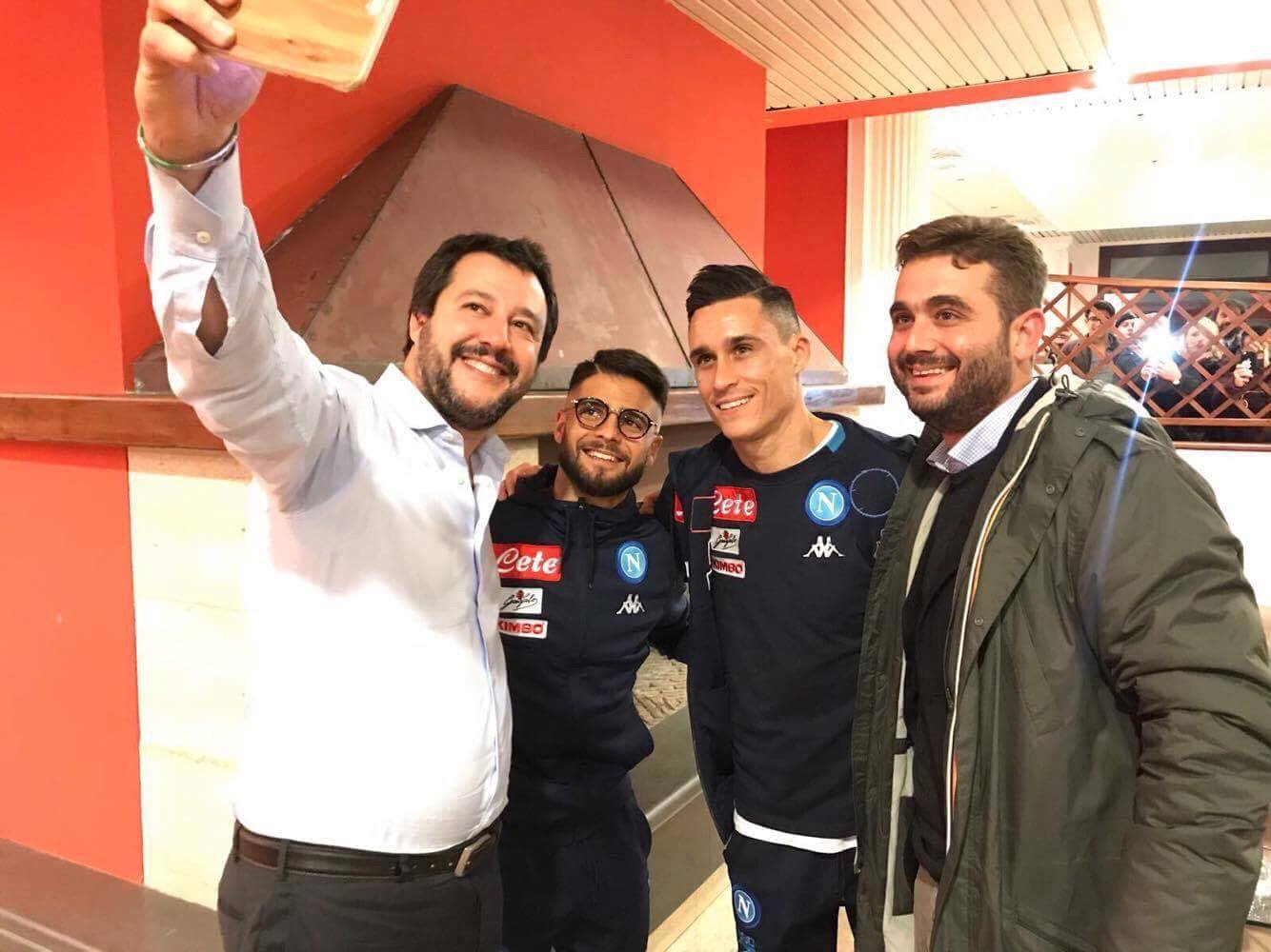 Il selfie pubblicato da Matteo Salvini sul suo profilo facebook
