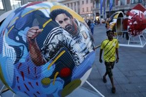 Una gigantografia di Lionel Messi nel centro di Mosca (foto Ansa.it)