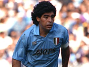 Diego Armando Maradona in azione con la maglia del Napoli (foto d'archivio)