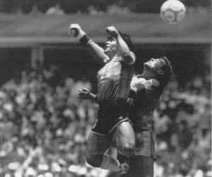 22 giugno 1986: Diego Maradona segna con la mano contro l'Inghilterra ai Mondiali in Messico (foto d'archivio)