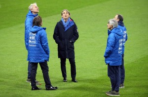 Il cittì azzurro Roberto Mancini con il suo staff sul terreno del Meazza (foto Ansa)