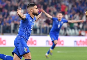 Lorenzo Insigne esulta dopo il gol del provvisorio pareggio contro la Bosnia (foto Ansa)