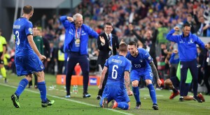 Marco Verratti esulta con Bernardeschi e i suoi compagni dopo il gol segnato contro la Bosnia a Torino (foto Ansa.it)