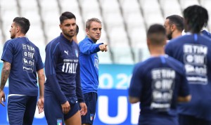 Roberto Mancini durante l'allenamento alla vigilia di Italia-Bosnia a Torino (Ansa)