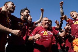 Il tecnico Fabrizio Castori festeggia la promozione della Salernitana in serie A dopo il 3-0 sul Pescara (foto Ansa.it)
