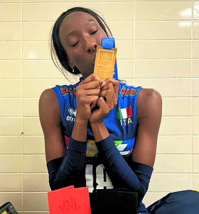 L'azzurra Paola Egonu, 23 anni, con il premio di miglior giocatrice della VNL 2022
