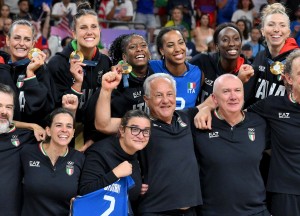 Julio Velasco festeggia con squadra e staff la vittoria olimpica ai Giochi di Parigi 2024 (foto Ansa)