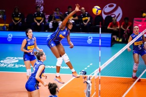 L’azzurra Merit Chinenyenwa Adigwe, 18 anni, in azione contro il Giappone in finale (foto FIVB)